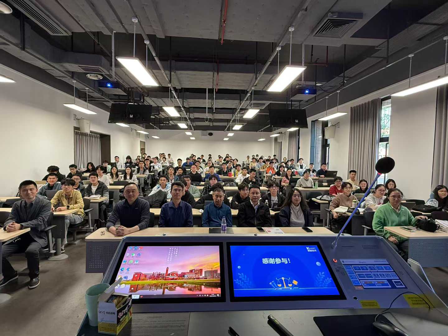 华南理工大学讲座合照.jpg